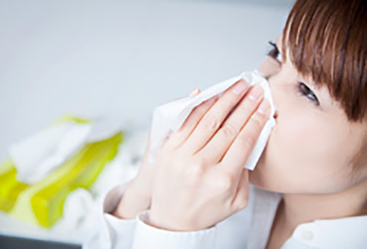 鼻をかむ女性
