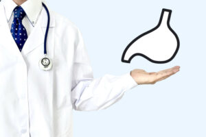 医者が胃のイメージ画を持っている