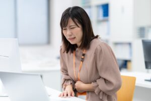 体調不良を訴える女性